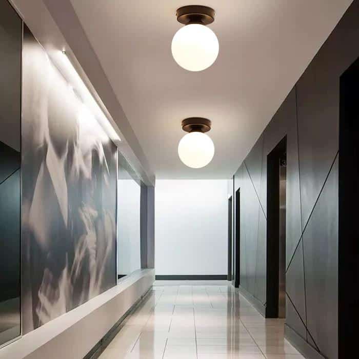 Lustra Glob Alb cu Soclu Negru Nemea, 150×150×200mm